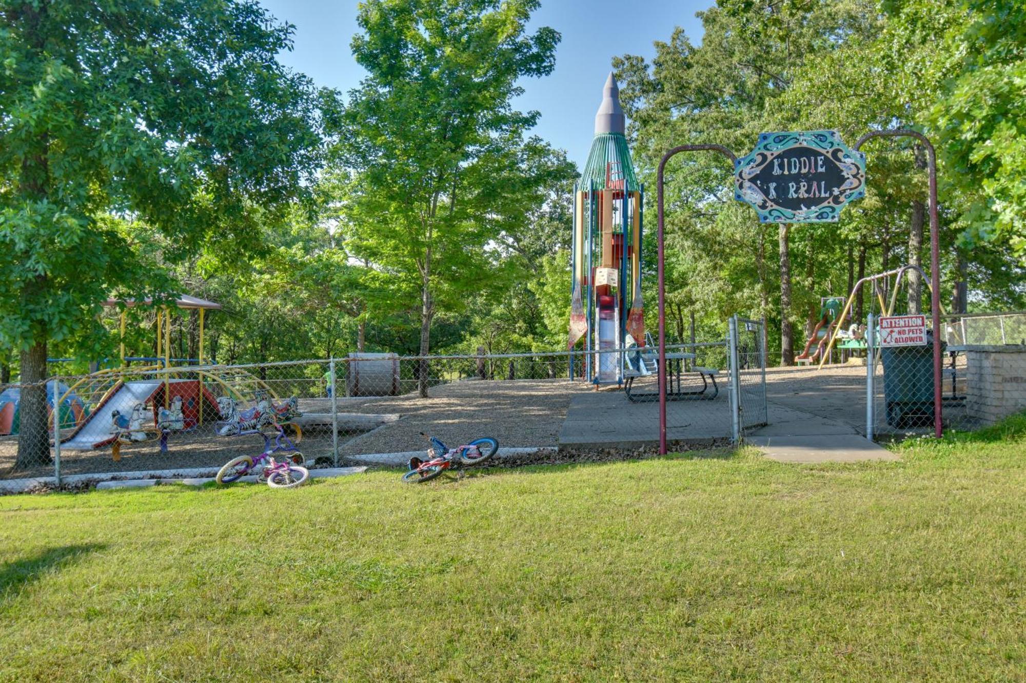 Lakefront Retreat With Deck, Dock And Resort Amenities Hot Springs Bagian luar foto