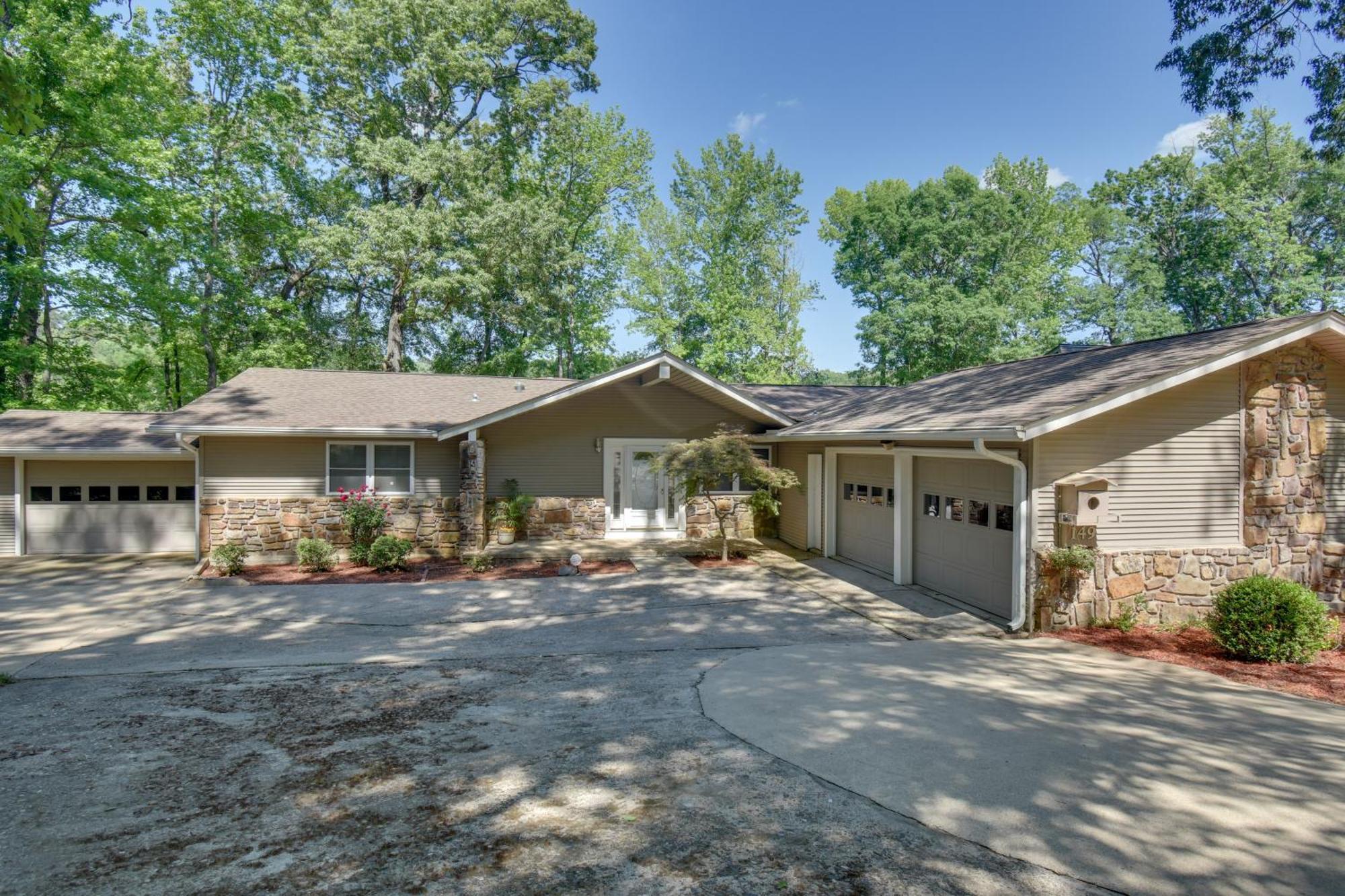 Lakefront Retreat With Deck, Dock And Resort Amenities Hot Springs Bagian luar foto