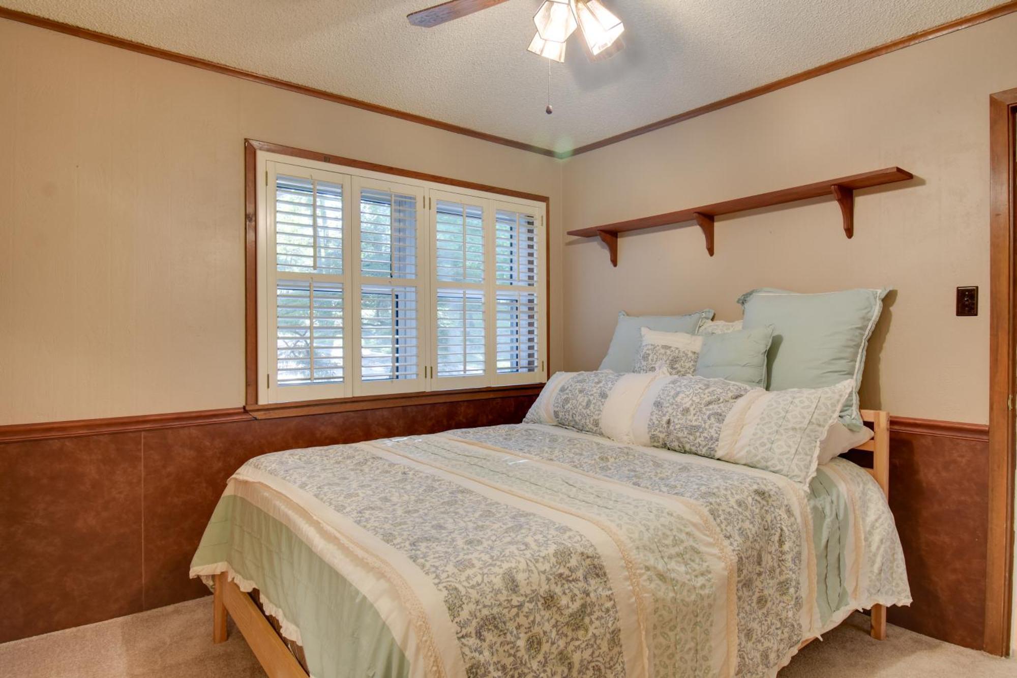 Lakefront Retreat With Deck, Dock And Resort Amenities Hot Springs Bagian luar foto